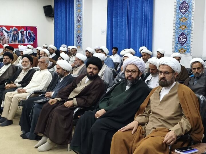 تصاویر/دیدار ائمه جماعات و طلاب مدارس علمیه لرستان با نماینده ولی فقیه در استان