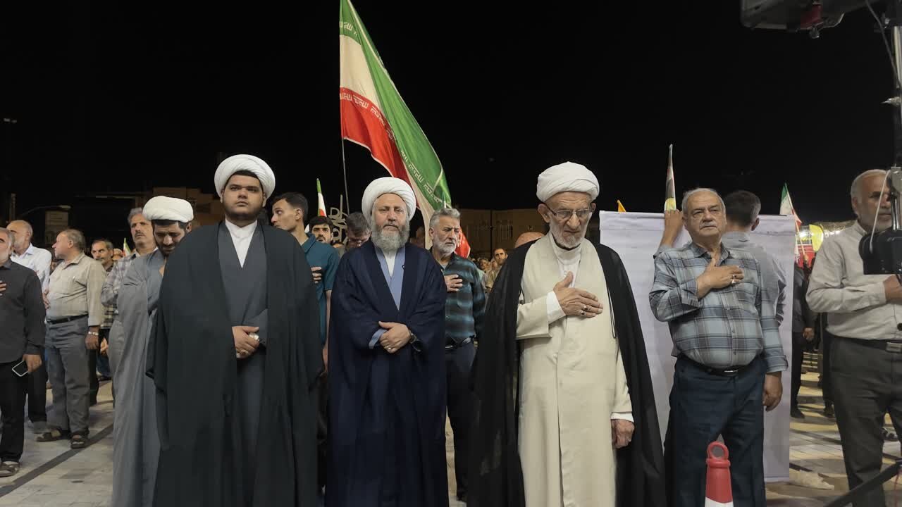 طنین فریادهای استکبارستیزی در یکصدو هشتادو چهارمین شب ایستادگی مردم آران و بیدگل+ تصاویر