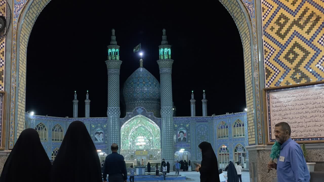 طنین فریادهای استکبارستیزی در یکصدو هشتادو چهارمین شب ایستادگی مردم آران و بیدگل+ تصاویر