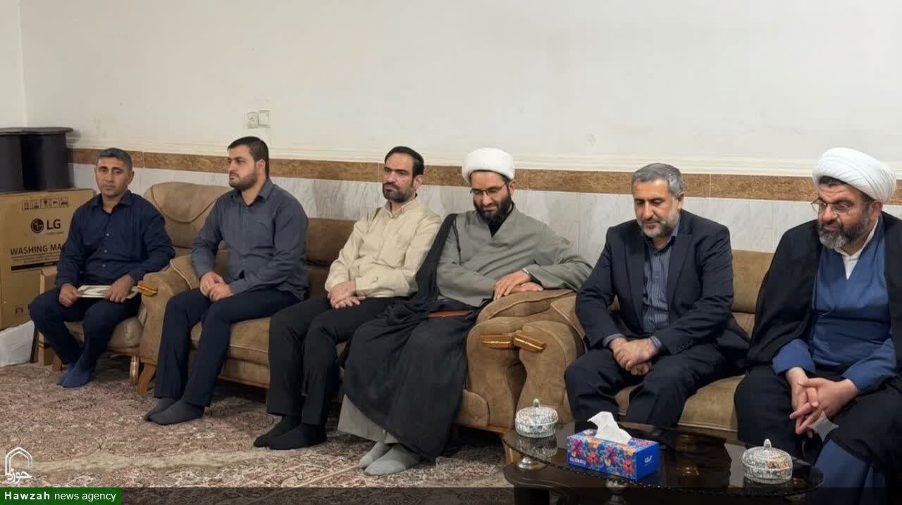 دیدار مدیر حوزه علمیه خوزستان با خانواده شهید والامقام ناو دنا