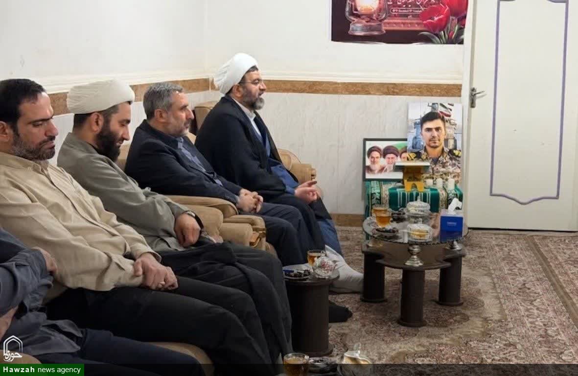 دیدار مدیر حوزه علمیه خوزستان با خانواده شهید خلیلی از شهدای ناو دنا + عکس