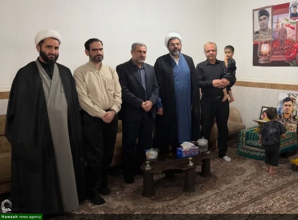 دیدار مدیر حوزه علمیه خوزستان با خانواده شهید والامقام ناو دنا