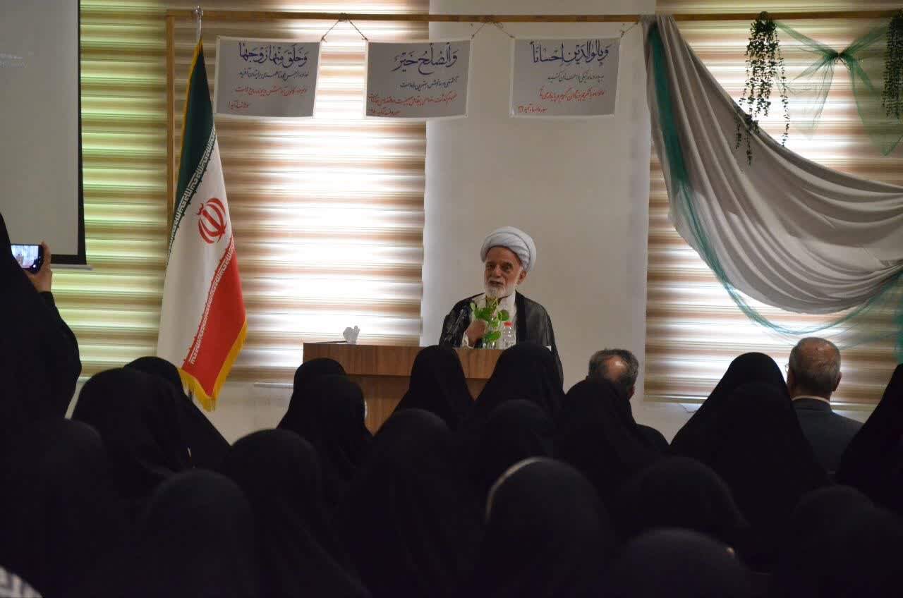 خانواده سنگر اصلی جامعه اسلامی است
