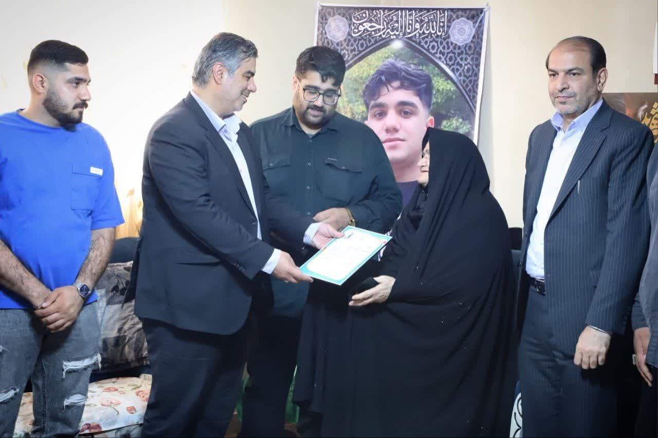 تصاویر/ دیدار و تجلیل استاندار مرکزی از خانواده شهید سیف‌الله نارویی در زرندیه