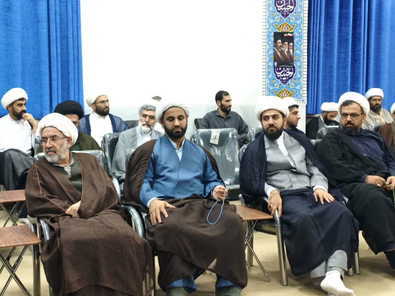 تصاویر/ دیدار ائمه جماعات و طلاب مدارس علمیه لرستان با نماینده ولی فقیه در استان