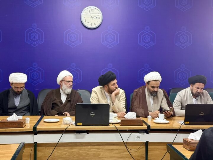 تصاویر /  نشست تخصصی وقف با حضور ائمه جمعه استان قزوین برگزارشد
