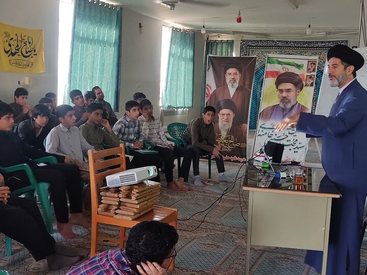تصاویر/ بازدید مدیر مدرسه علمیه آیت‌الله مدنی کاشانی از اردوی میثاق طلبگی در قمصر