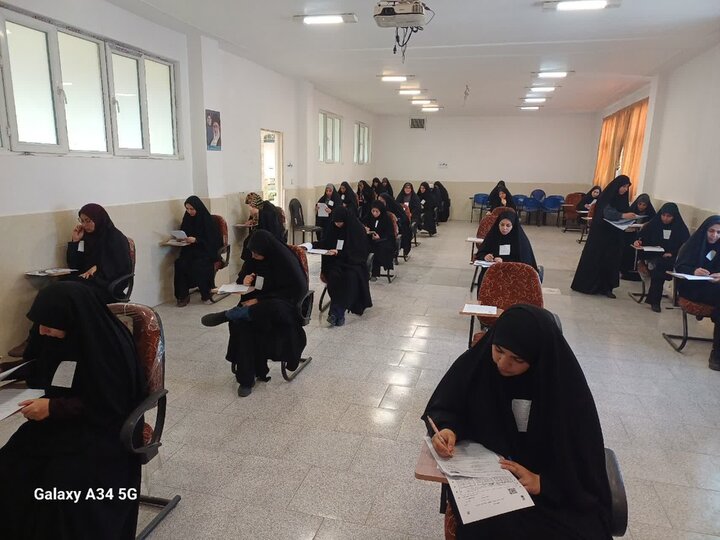 تصاویر/آزمون ورودی مقطع عمومی حوزه علمیه خواهران در ساوه