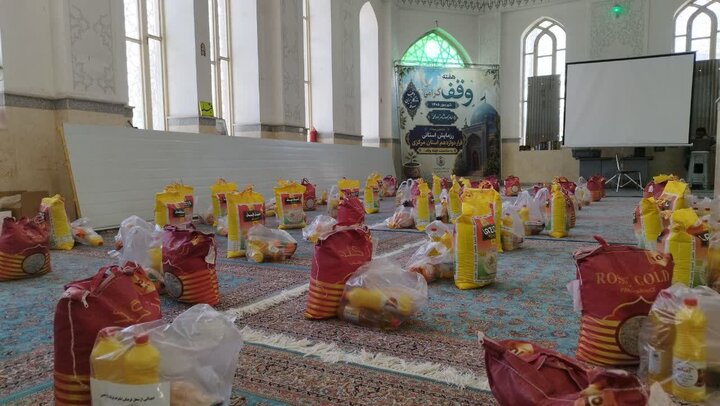 اهداي ۱۰۰ بسته معيشتي در خمین به برکت هفته وقف و طرح «قرار دوازدهم»
