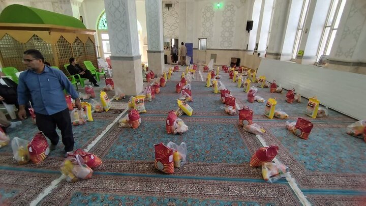 اهداي ۱۰۰ بسته معيشتي در خمین به برکت هفته وقف و طرح «قرار دوازدهم»