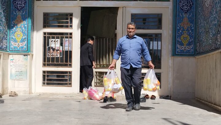 اهداي ۱۰۰ بسته معيشتي در خمین به برکت هفته وقف و طرح «قرار دوازدهم»
