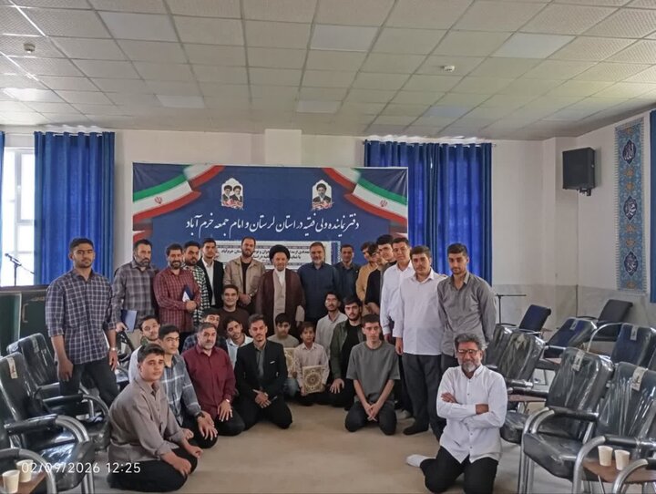 تصاویر/دیدار جمعی از قاریان قرآن کریم و مداحان نوجوان و جوان خرم آباد با نماینده ولی فقیه در لرستان