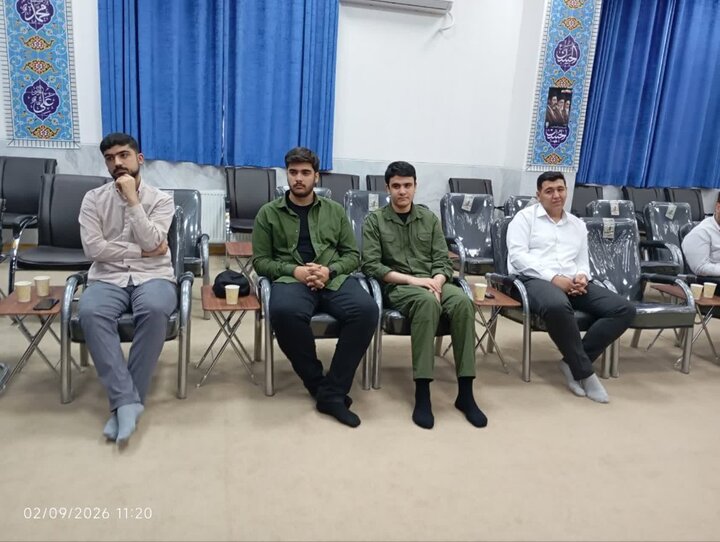 تصاویر/دیدار جمعی از قاریان قرآن کریم و مداحان نوجوان و جوان خرم آباد با نماینده ولی فقیه در لرستان