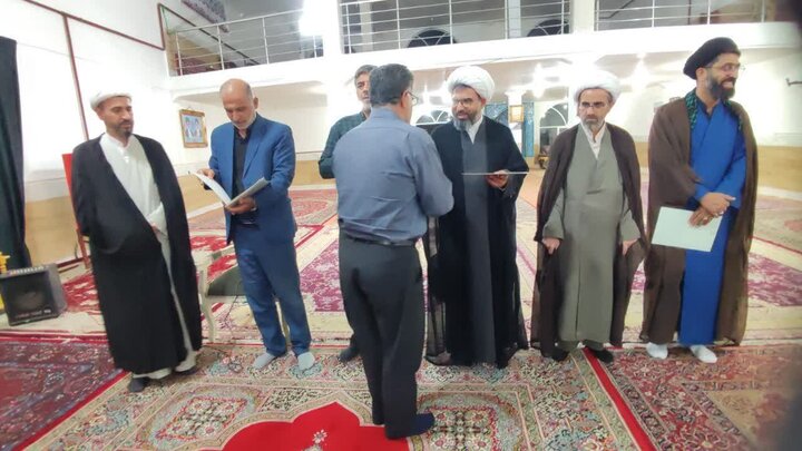تصاویر/ اهدای احکام هيئت امنای مسجد محمد رسول الله(ص) الیگودرز با حضور امام جمعه و اعضای قرارگاه پشتیبانی مساجد الیگودرز