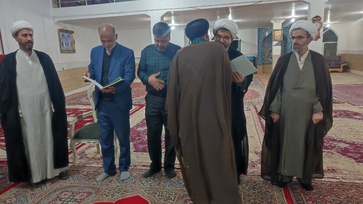 تصاویر/ اهدای احکام هيئت امنای مسجد محمد رسول الله(ص) الیگودرز با حضور امام جمعه و اعضای قرارگاه پشتیبانی مساجد الیگودرز