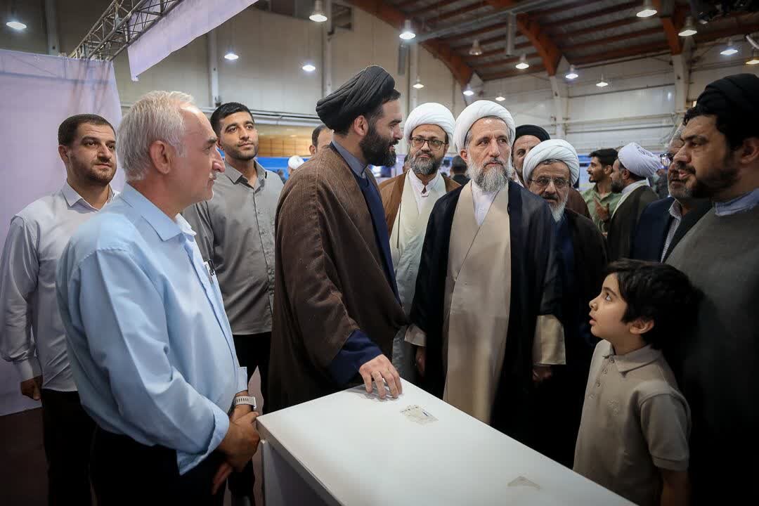 تصاویر / بازدید نماینده ولی‌فقیه در استان و امام‌جمعه قزوین از نمایشگاه دستاوردهای وقف