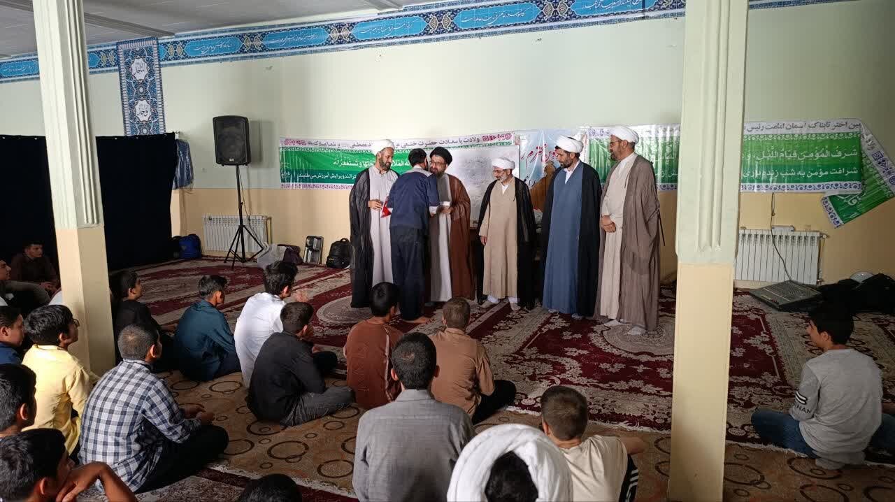 تصاویر/ مراسم اختتامیه دوره میثاق طلبگی در لرستان