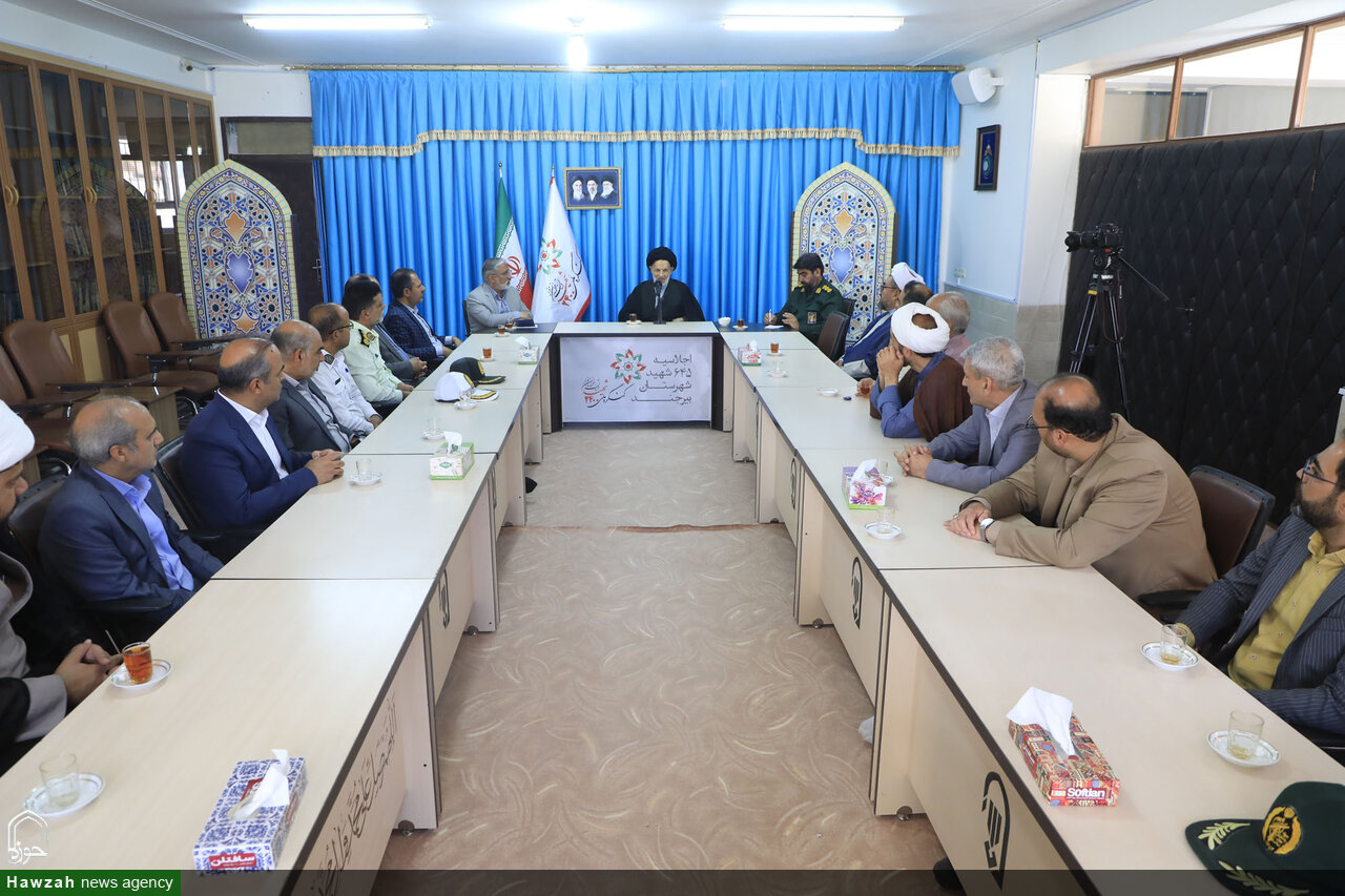 تصاویر / دیدار دست اندرکاران اجلاسیه  ۶۴۵ شهید شهرستان بیرجند با نماینده ولی فقیه در استان