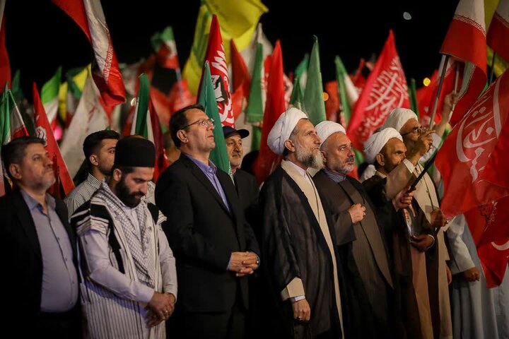 تصاویر / مردم قزوین همچنان در میدان