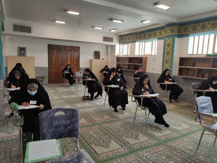 تصاویر/ برگزاری آزمون ورودی حوزه علمیه خواهران استان