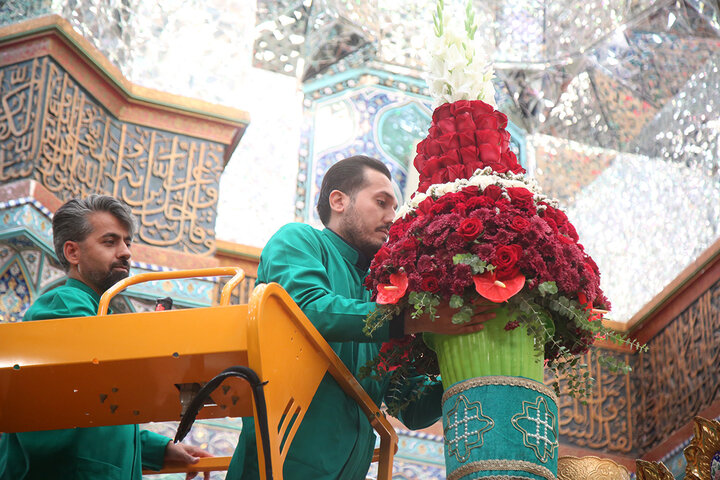 گل‌آرایی ضریح مطهر حضرت معصومه(س) در سالروز ورود ایشان به قم