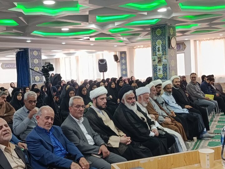 تصاویر/تجلیل نماینده ولی‌فقیه در استان مرکزی از دانش‌آموختگان مدارس المهدی در اراک
