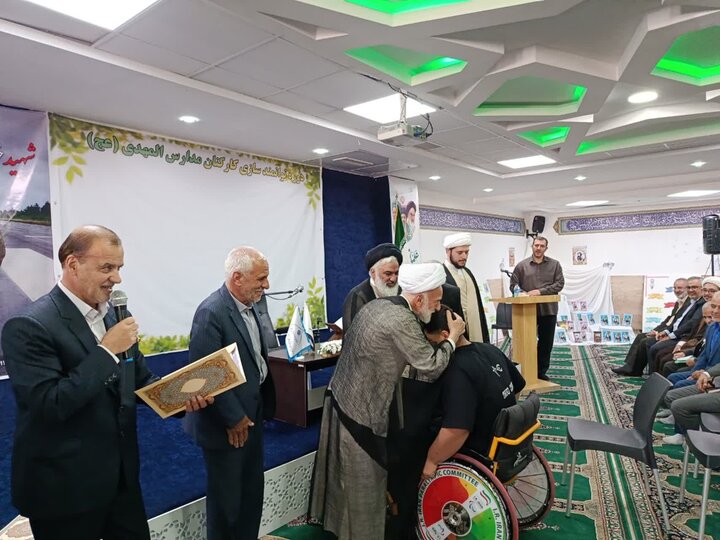 تصاویر/تجلیل نماینده ولی‌فقیه در استان مرکزی از دانش‌آموختگان مدارس المهدی در اراک