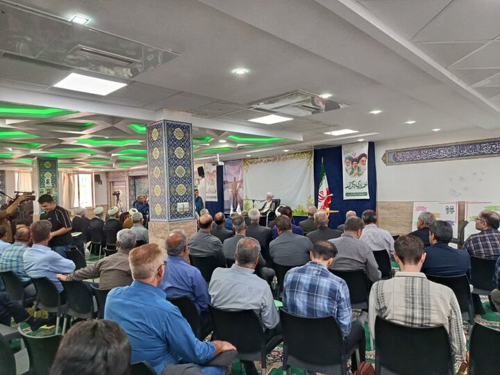 تصاویر/تجلیل نماینده ولی‌فقیه در استان مرکزی از دانش‌آموختگان مدارس المهدی در اراک