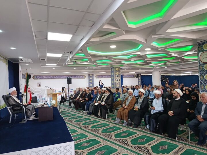 تصاویر/تجلیل نماینده ولی‌فقیه در استان مرکزی از دانش‌آموختگان مدارس المهدی در اراک