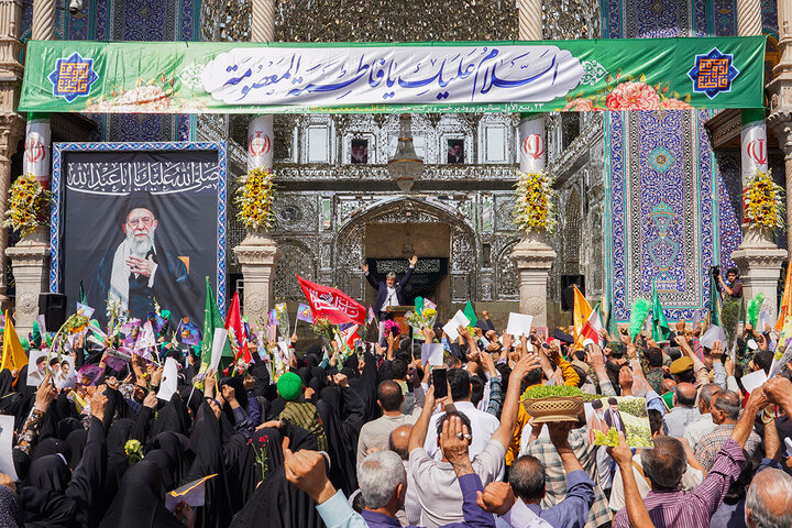 ابراز ارادت ویژه خادمان حرم بانوی کرامت در استقبال از ورود کاروان ولی نعمتشان به شهر قم