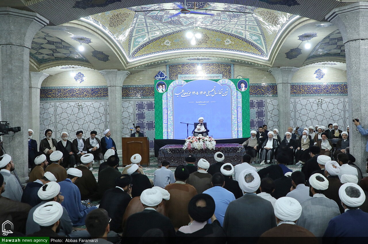 انقلاب اسلامی جزئی از برکات حوزه علمیه قم است / فقه و اصول محور اصلی آموزش حوزه باقی بماند