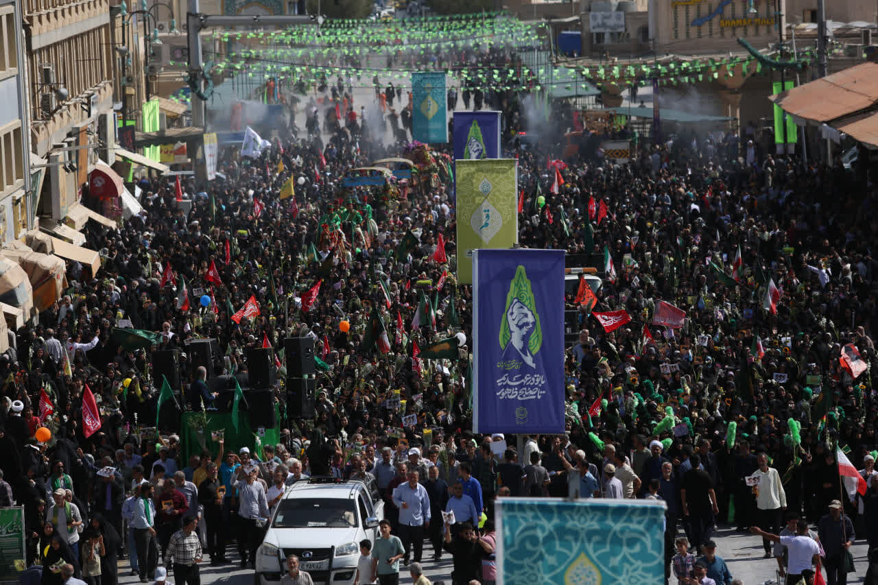أهالي قم يستقبلون الموكب الرمزيّ لدخول السيّدة فاطمة المعصومة (عليها السلام)