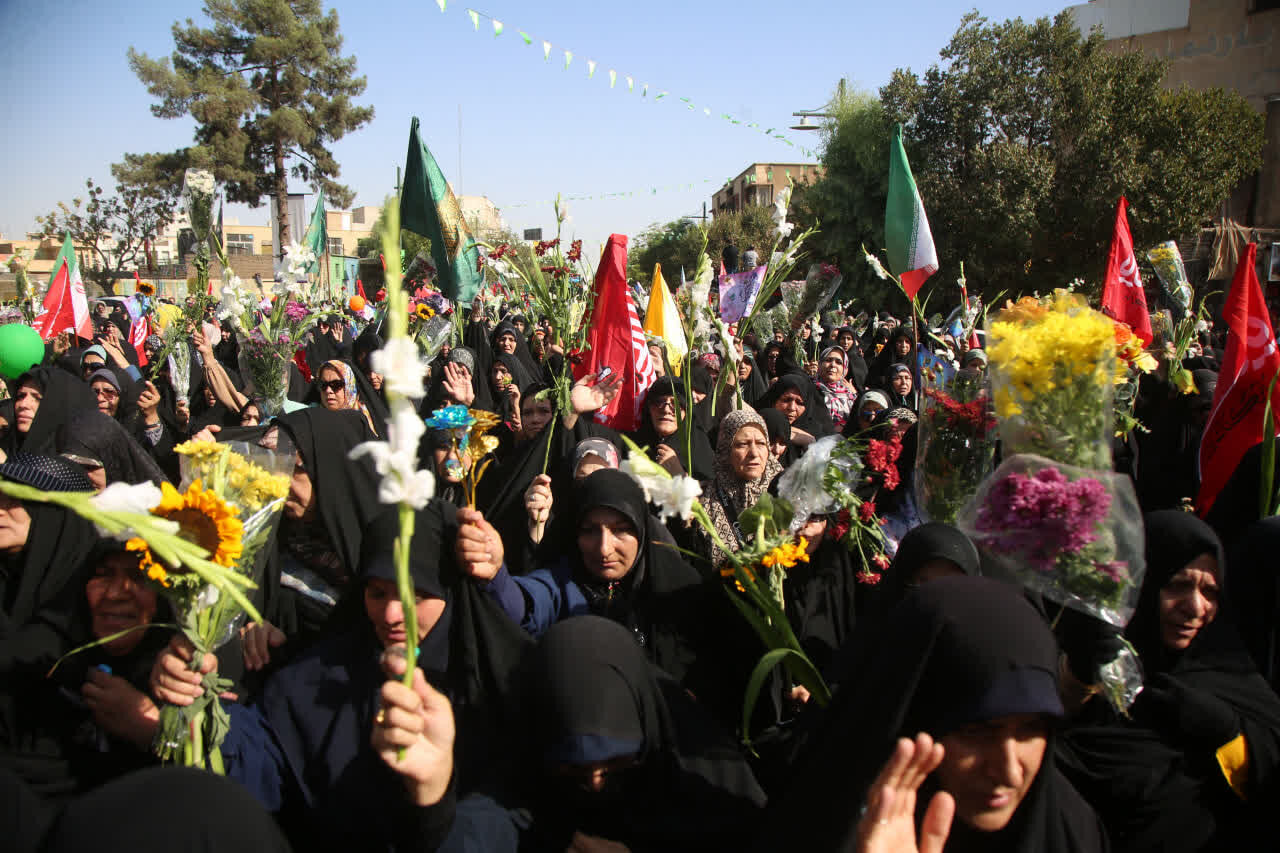 أهالي قم يستقبلون الموكب الرمزيّ لدخول السيّدة فاطمة المعصومة (عليها السلام)