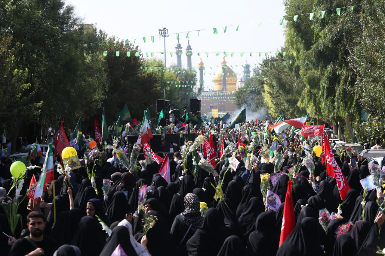 أهالي قم يستقبلون الموكب الرمزيّ لدخول السيّدة فاطمة المعصومة (عليها السلام)