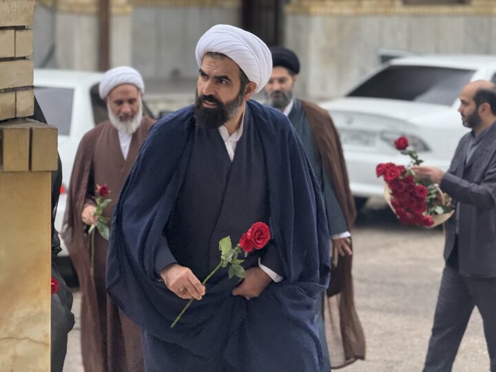 تصاویر/ ادای احترام مسئول دبیرخانه شورای عالی حوزه های علمیه به مقام شهدای گمنام رشت