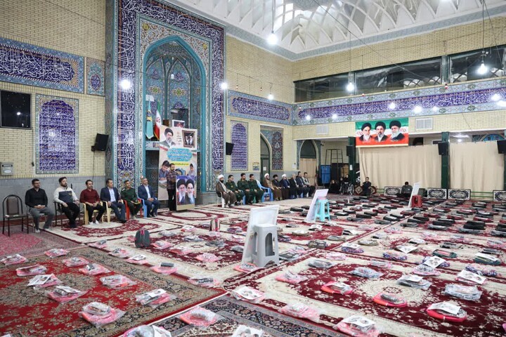 تصاویر / آغاز توزیع ۱۰ هزار بسته لوازم‌التحریر در رزمایش فاطمی۶ همدان