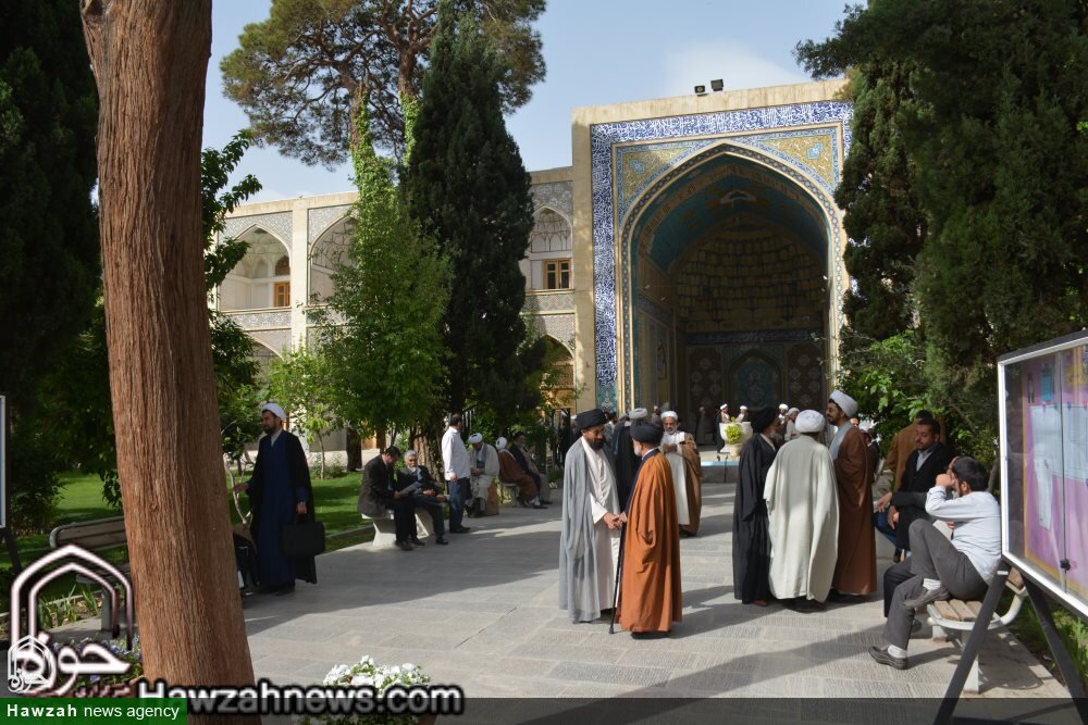 مدرسه صدر بازار «فیضیه اصفهان» است؛ اکنون روزانه بیش از ۱۵ حلقه درس خارج برگزار می‌شود