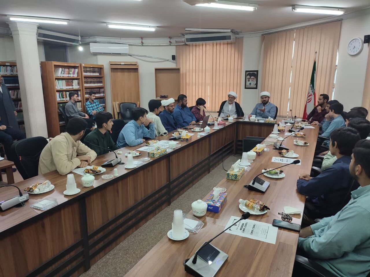 مرکز نخبگان بهعنوان یک مجموعه تسهیلگر و حمایتگر، زمینه رشد و پیشرفت نخبگان را فراهم میکند
