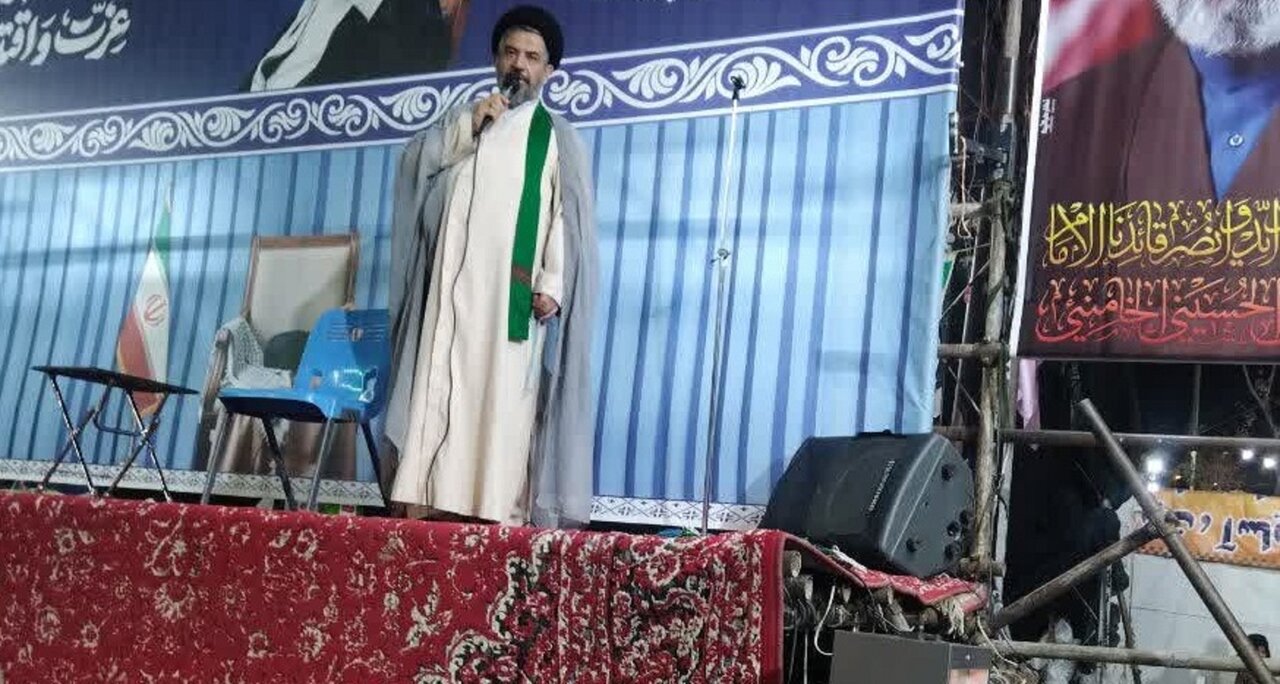 اتکای جامعه اسلامی به قدرت‌های پوشالی مایه خسران است