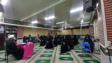 برگزاری دوره معارف اسلام ناب در مدرسه حضرت زهرا(س)دورود 
​​​
