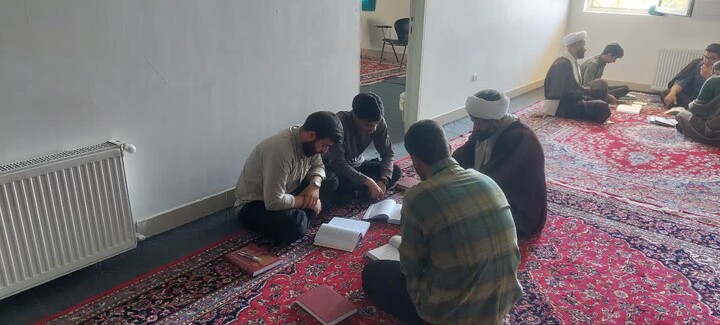 تصاویر / برپایی جلسات مدرسه علمیه شیخ علیخان زنگنه تویسرکان