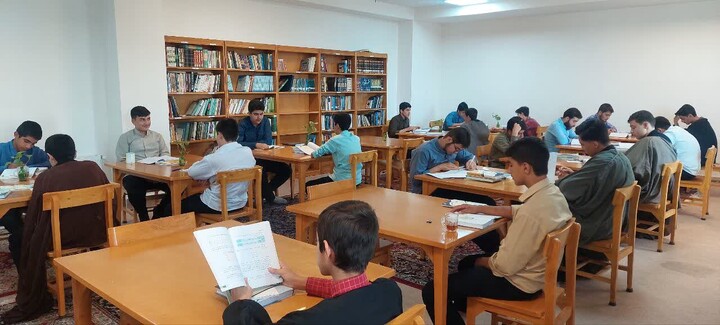 تصاویر / برپایی جلسات مدرسه علمیه شیخ علیخان زنگنه تویسرکان