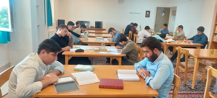تصاویر / برپایی جلسات مدرسه علمیه شیخ علیخان زنگنه تویسرکان