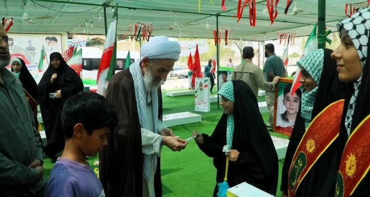 تصاویر/  نماینده ولی‌فقیه مازندران از مدرسه شجره طیبه و گلزار شهدای میناب بازدید نمود