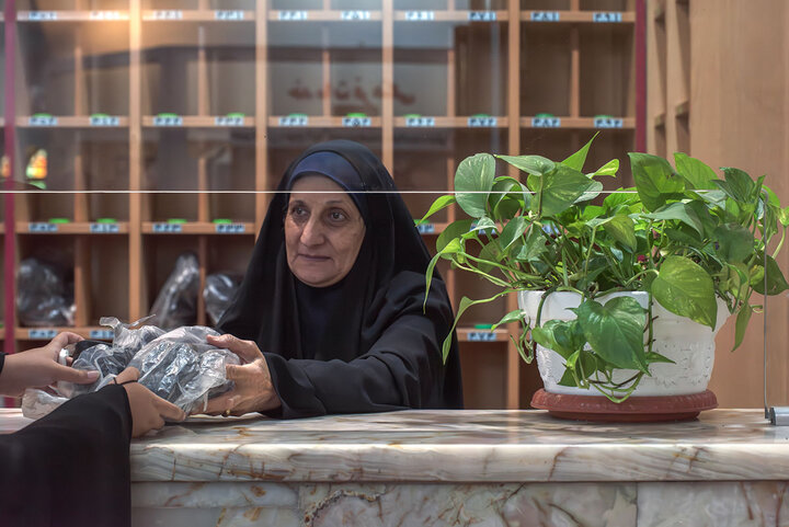 خدمت در حریمی که خاک آستانش تاج افتخار است