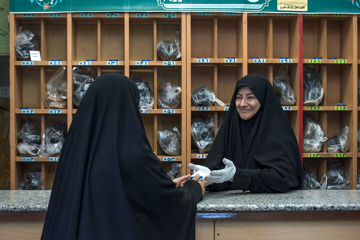 خدمت در حریمی که خاک آستانش تاج افتخار است