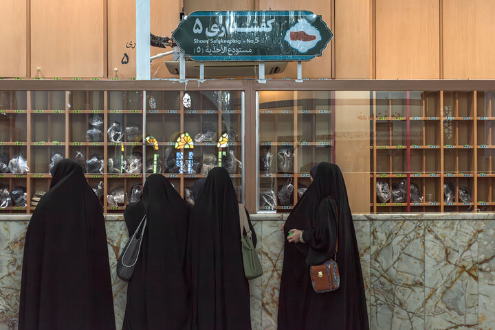 خدمت در حریمی که خاک آستانش تاج افتخار است
