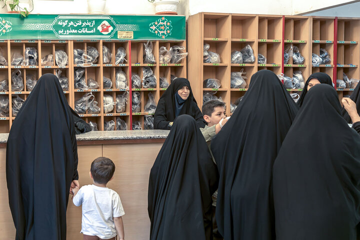 خدمت در حریمی که خاک آستانش تاج افتخار است