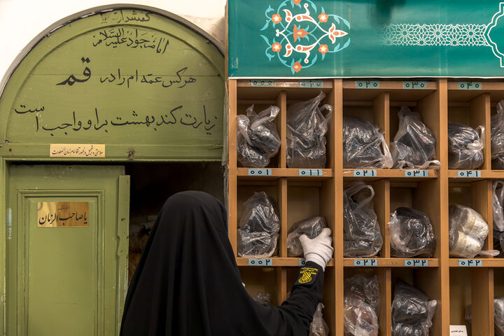 خدمت در حریمی که خاک آستانش تاج افتخار است