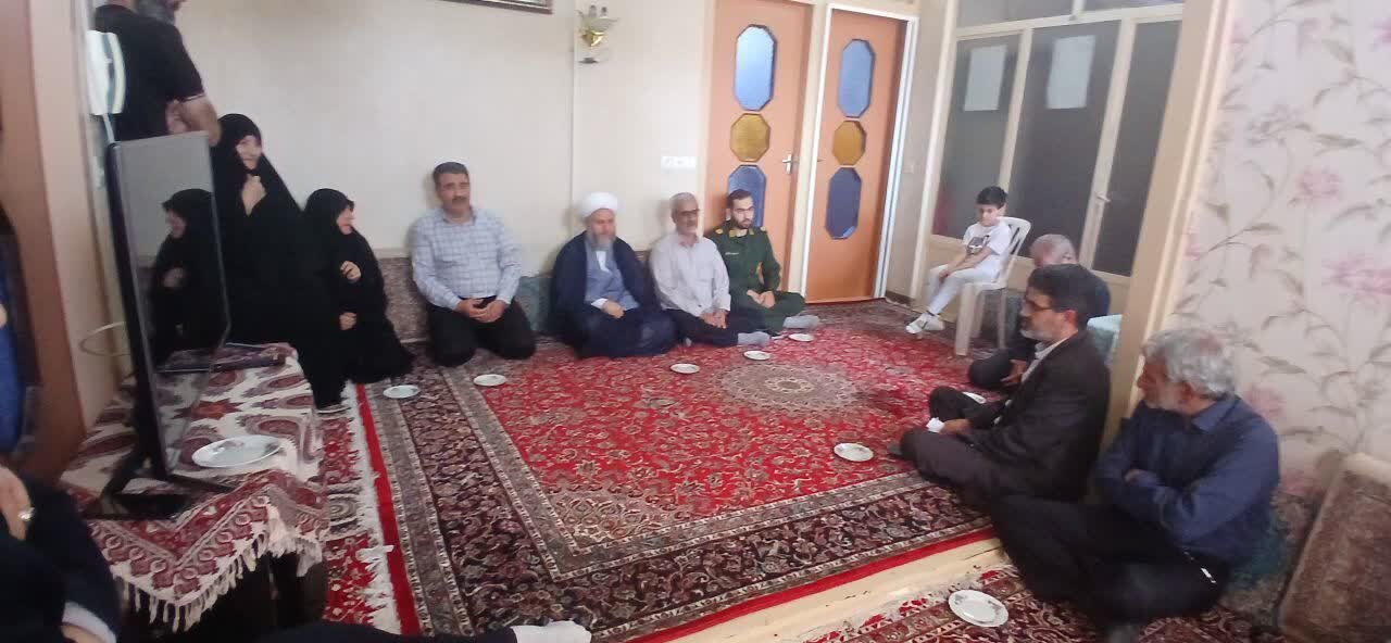 دیدابا خانواده شهدا باعث زنده شدن جامعه می شود